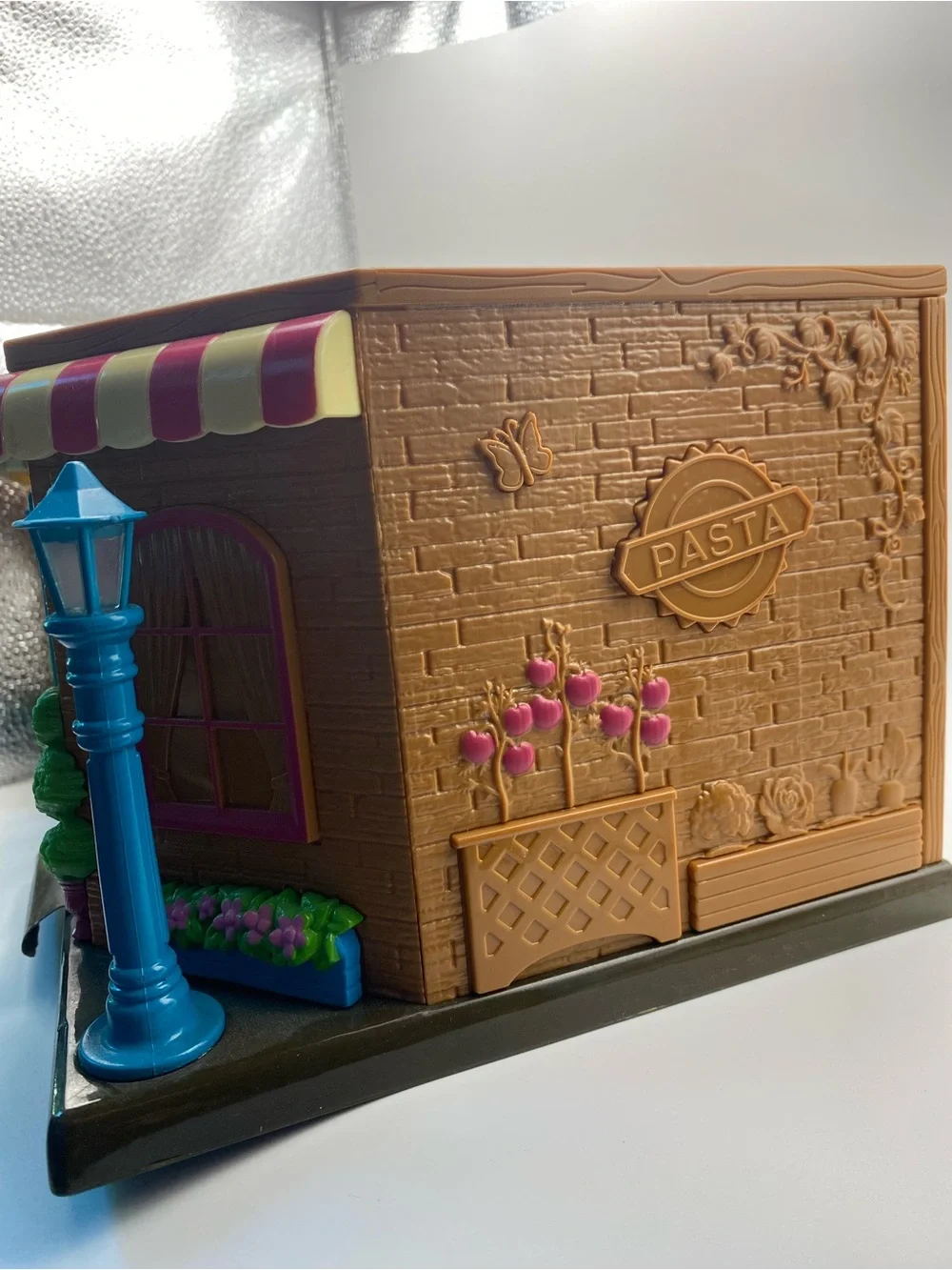 Li'l Woodzeez Pass-the-Pasta Restaurant Playset - Yellow & Brown